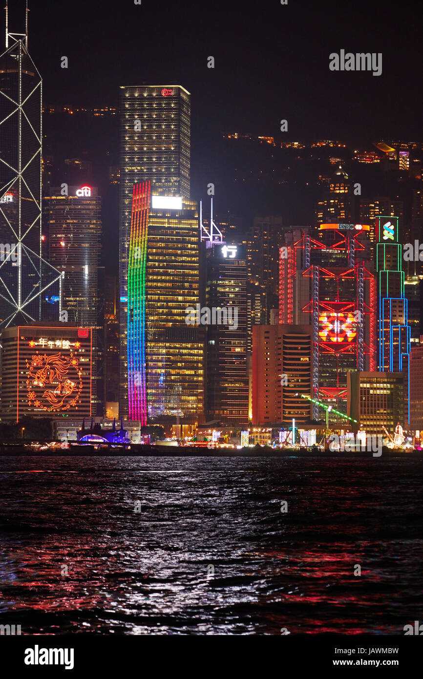 Victoria Harbour e spettacolo di luci sui grattacieli, centrale, Isola di Hong Kong, Hong Kong, Cina Foto Stock