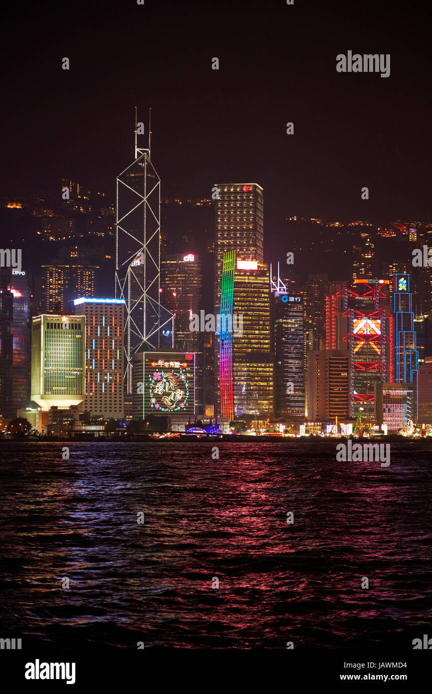 Victoria Harbour e spettacolo di luci sui grattacieli, centrale, Isola di Hong Kong, Hong Kong, Cina Foto Stock