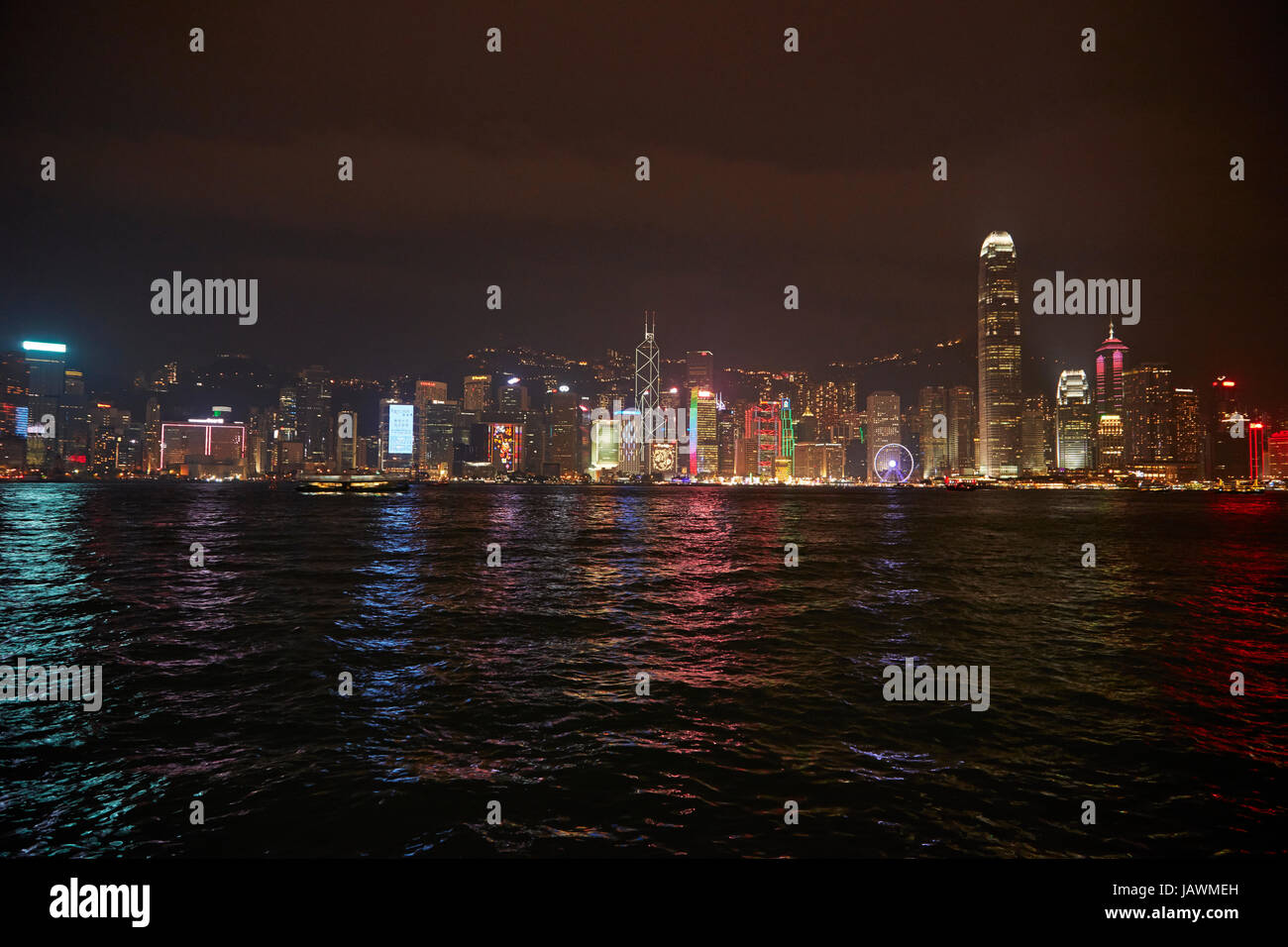 Victoria Harbour e spettacolo di luci sui grattacieli, centrale, Isola di Hong Kong, Hong Kong, Cina Foto Stock