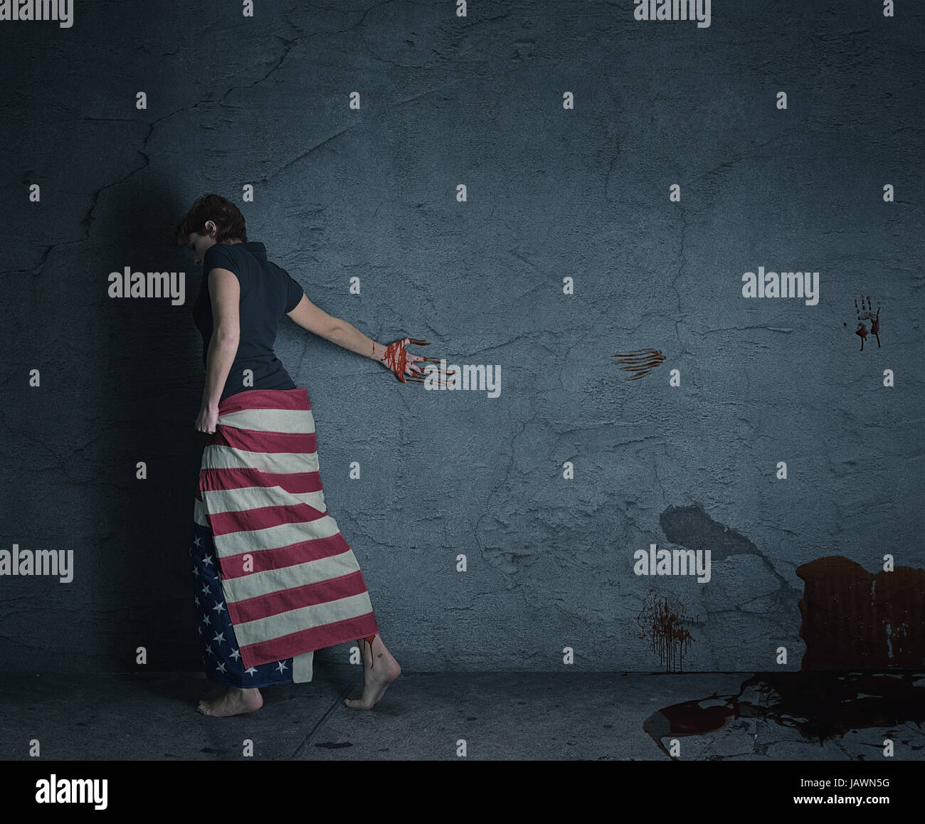 Junge frau trägt amerikanische flagge und hinterlässt eine blutspur Foto Stock