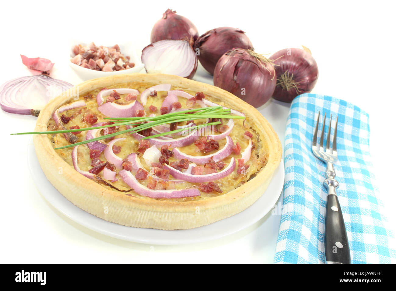 Zwiebelkuchen mit Schinkenspeck vor hellem Hintergrund Foto Stock