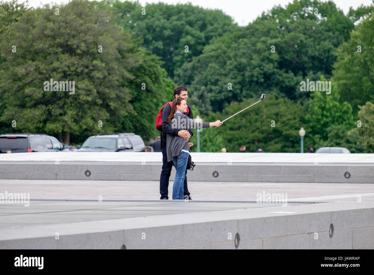 Giovane prendendo un selfie al di fuori degli STATI UNITI Capitol Foto Stock