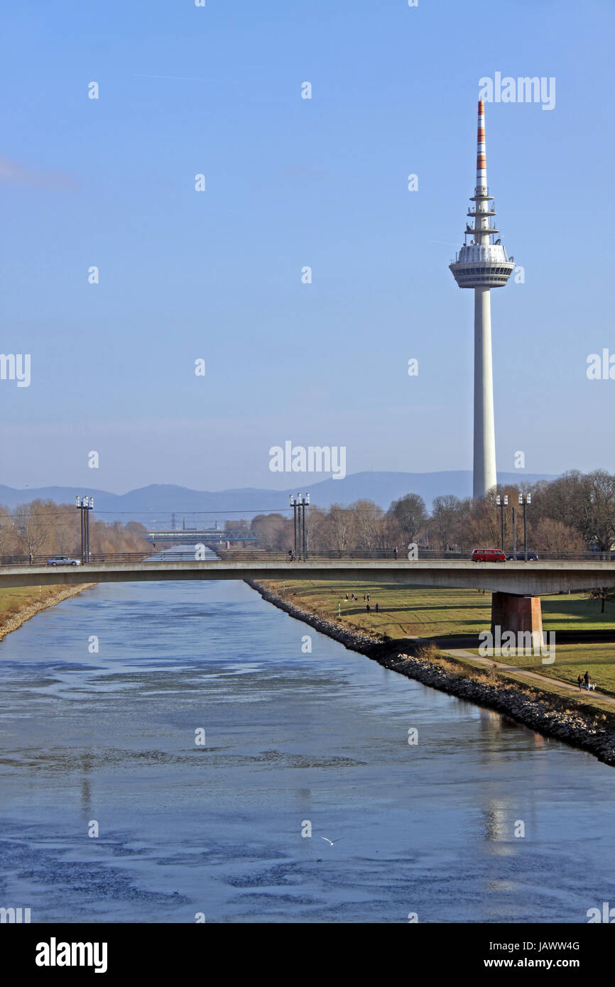 Neckar e torre di telecomunicazioni in Mannheim Foto Stock