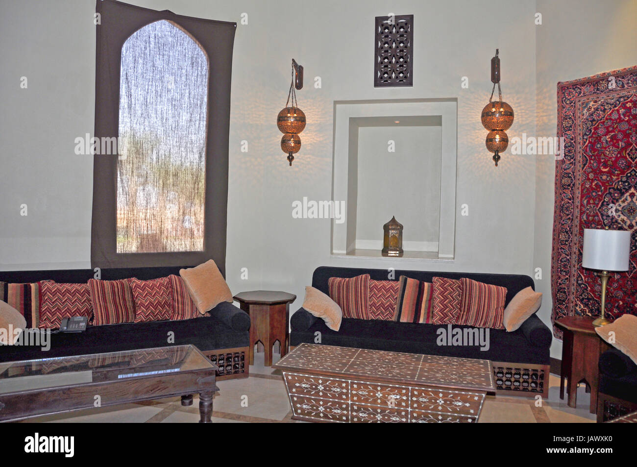 Una zona tranquilla, decorate con stile arabo artefatti in questo hotel di Abu Dhabi, Emirati arabi uniti Foto Stock