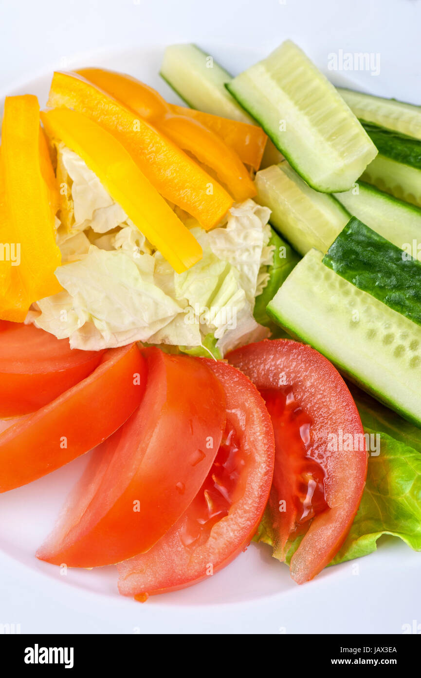 Verdure mix di pomodoro, cetriolo, insalata di cavolo e pepe Foto Stock