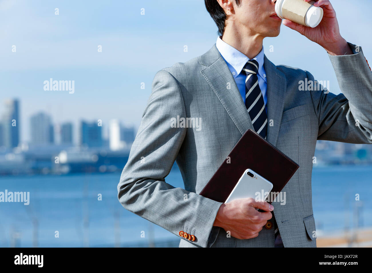 Imprenditore giapponese con caffè centro di Tokyo, Giappone Foto Stock