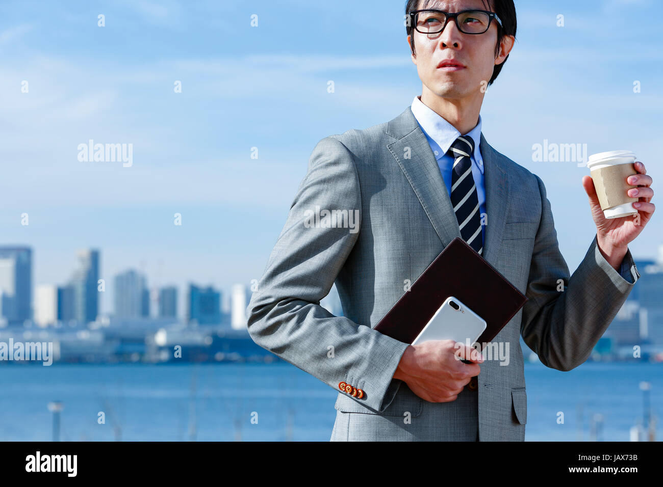 Imprenditore giapponese con caffè centro di Tokyo, Giappone Foto Stock