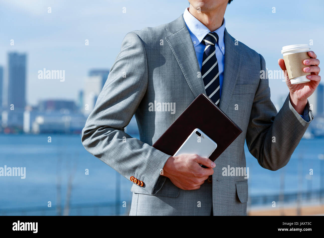 Imprenditore giapponese con caffè centro di Tokyo, Giappone Foto Stock