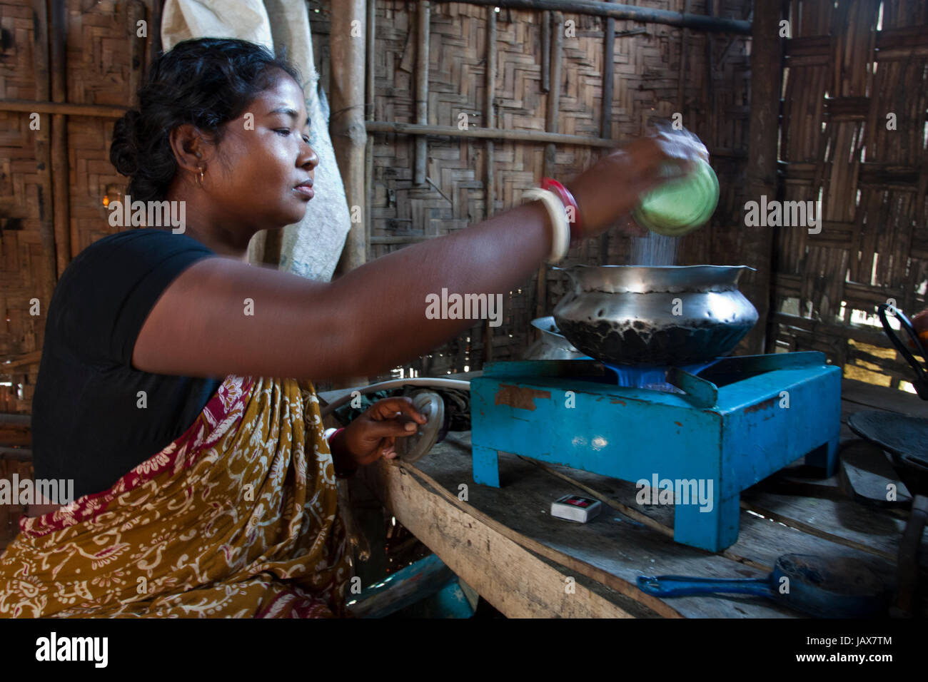 Panchami Rani, una casa di villaggio moglie cucina utilizzando biogas Tajhat alla periferia del paese di Rangpur Town, Bangladesh. Foto Stock