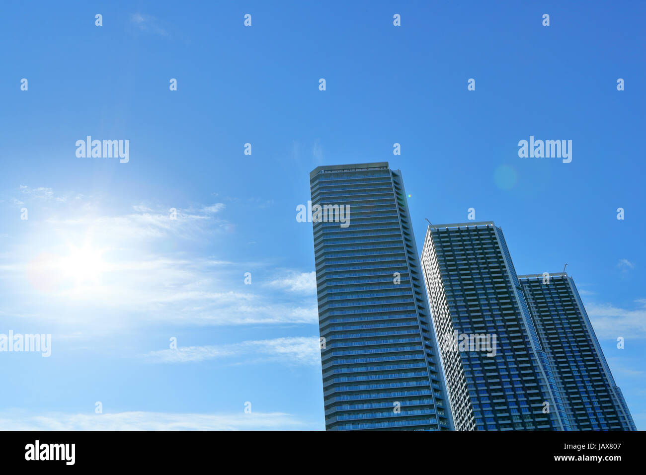 Grattacieli e cielo blu, Tokyo, Giappone Foto Stock