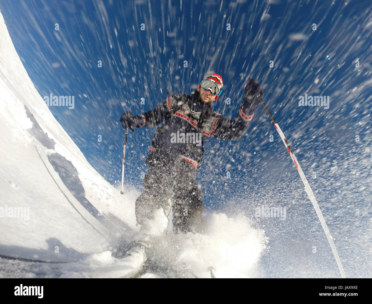 In discesa sci alpino ad alta velocità su polvere di neve. Prese con GoPro  3 montato direttamente sulla punta dello sci. Modello rilasciato Foto stock  - Alamy