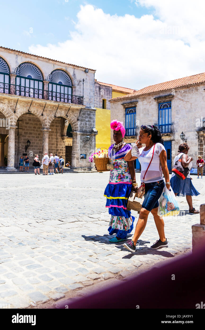 Donna cubana che indossano il costume tradizionale in Plaza de la Catedral, l'Avana Vecchia Havana, Cuba, donna cubana abito tradizionale Foto Stock