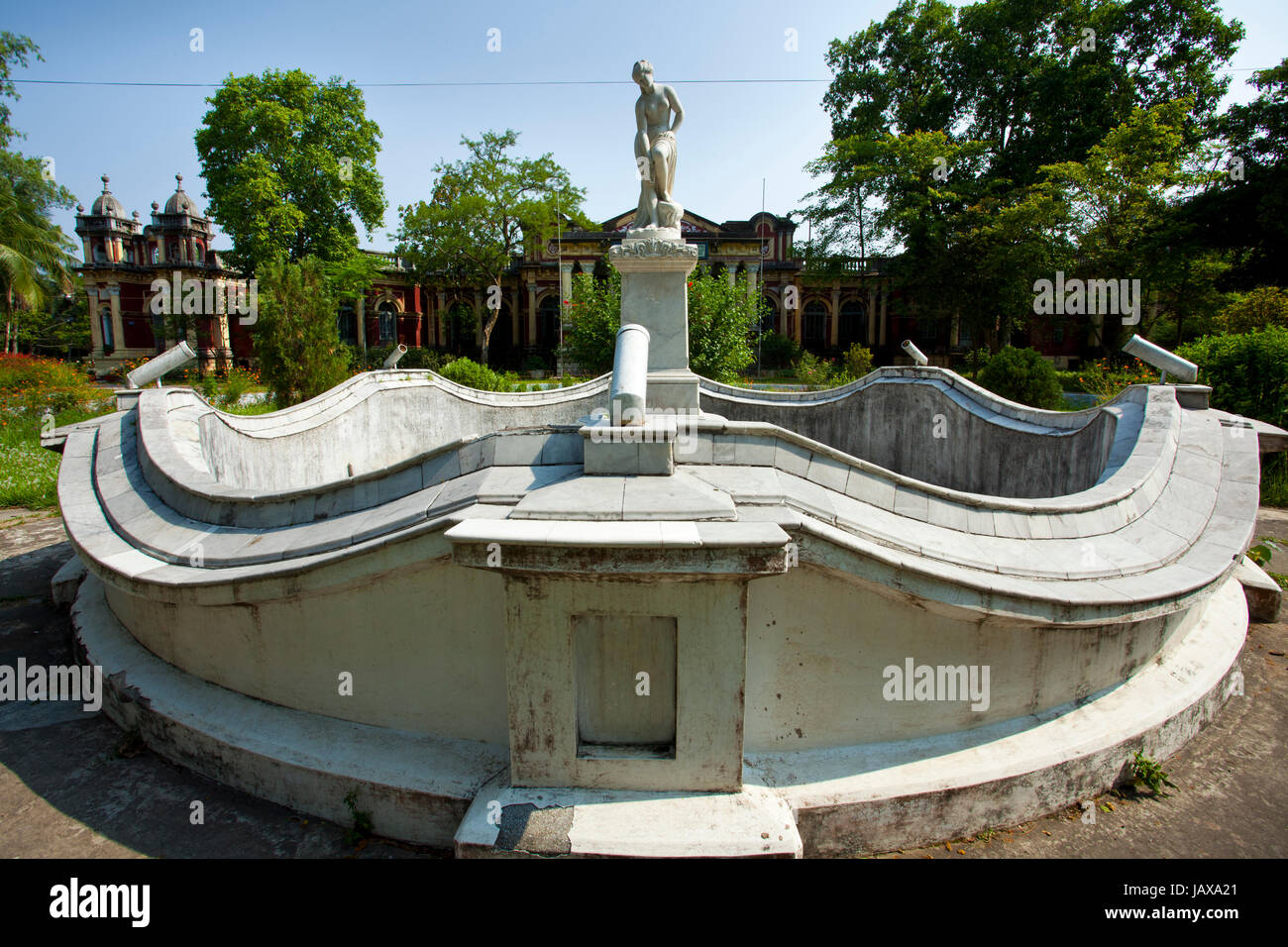 Una statua di una balneazione "Venus" in pietra bianca nel 'Shashi Lodge", un simbolo architettonico nel quartiere storico di Mymensingh costruito da allora Foto Stock