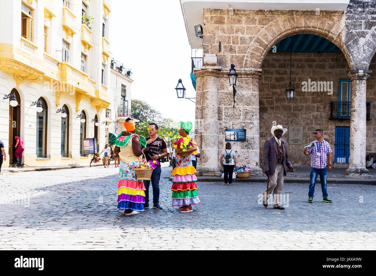 Donna cubana che indossano il costume tradizionale in Plaza de la Catedral, l'Avana Vecchia Havana, Cuba, donna cubana abito tradizionale Foto Stock