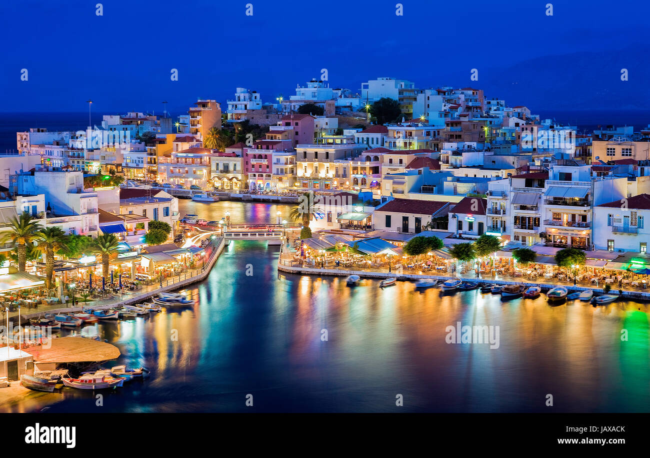 Agios Nikolaos. Agios Nikolaos è una pittoresca città della parte orientale dell'isola di Creta costruita sul lato nord ovest della tranquilla baia di Mirabello. Il Lago di Vouliagmeni, Agios Nikolaos, Creta, Grecia Foto Stock
