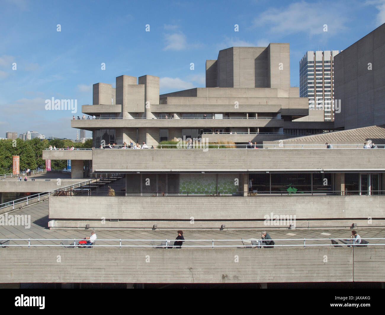 LONDON, England, Regno Unito - 27 settembre 2011: il Royal National Theatre iconico capolavoro del New Brutalism progettato dall architetto Sir Denys Lasdun Foto Stock