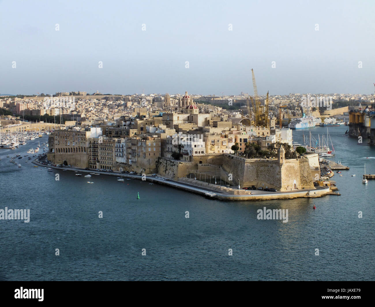 La penisola di Senglea (L-Isla) si trova a sud di La Valletta a Grand Harbour. Sul lato sinistro della penisola vi è il francese Creek in cui ci sono anche i docks con enormi gru. Sull'altro lato è il Dockyard Creek e Vittoriosa (Birgu). Foto Stock