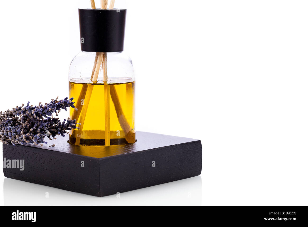 Aromatischer raumduft mit lavendelöl und lavendel zweigen isoliert objekt aromatheraphie Foto Stock