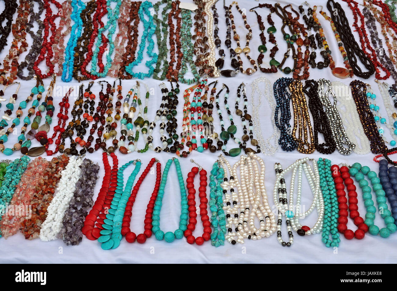 Collane con gemme colorate e perle. Faux bijoux moda femminile accessori. Foto Stock