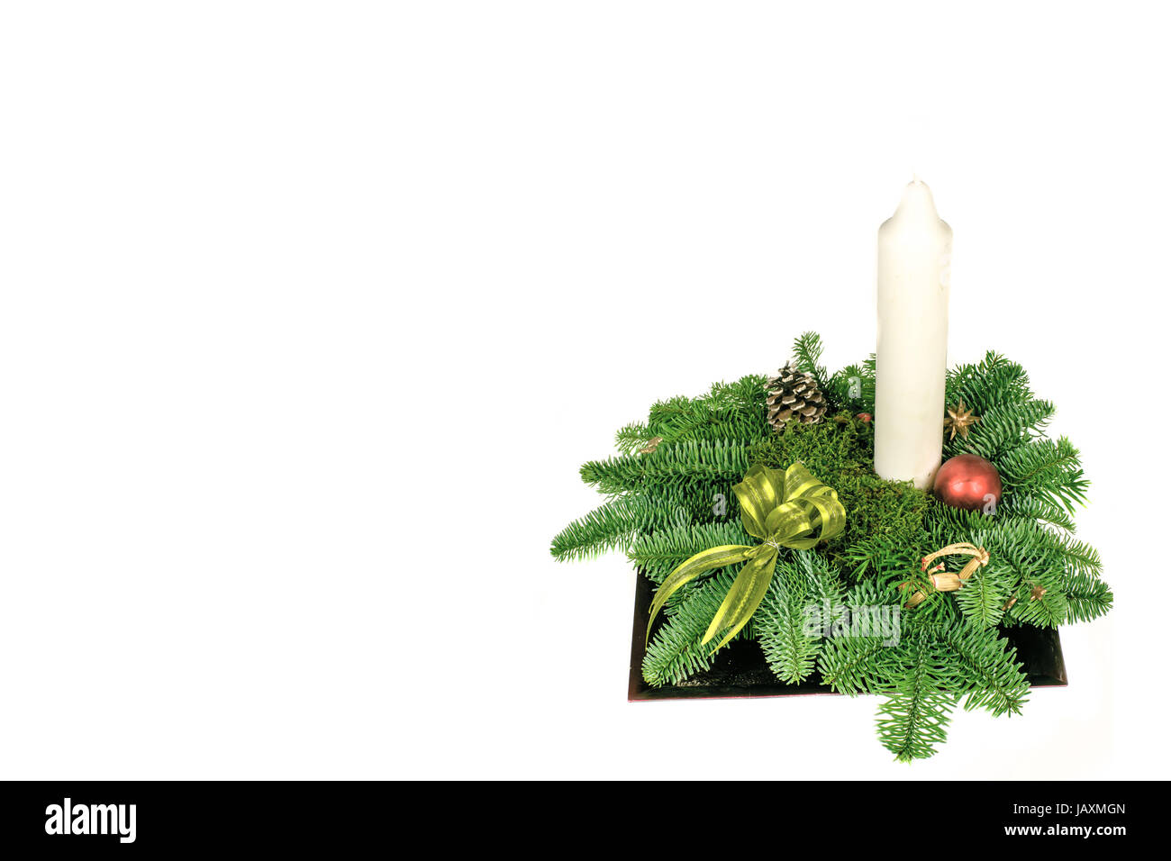 Bella decorazione di Natale con ramoscelli di pino e una candela Foto Stock