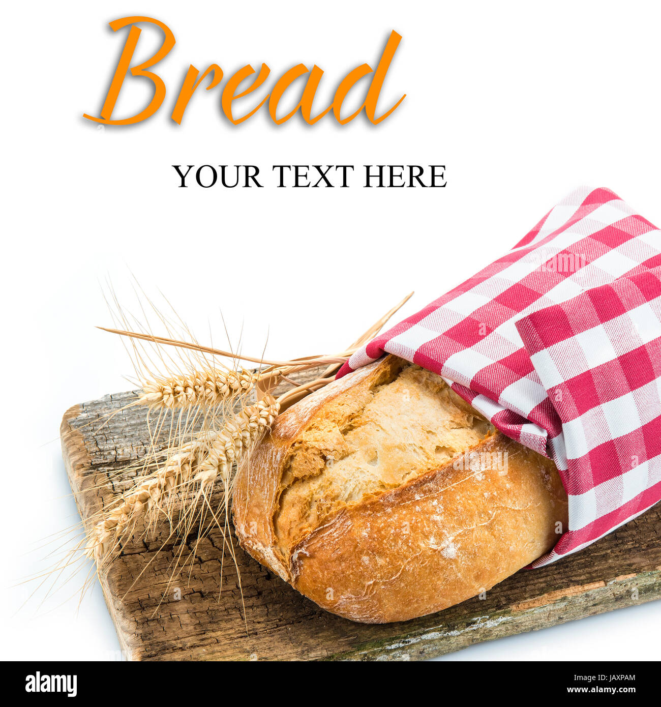 Pane di grano con orecchie su un tagliere isolato su uno sfondo bianco Foto Stock