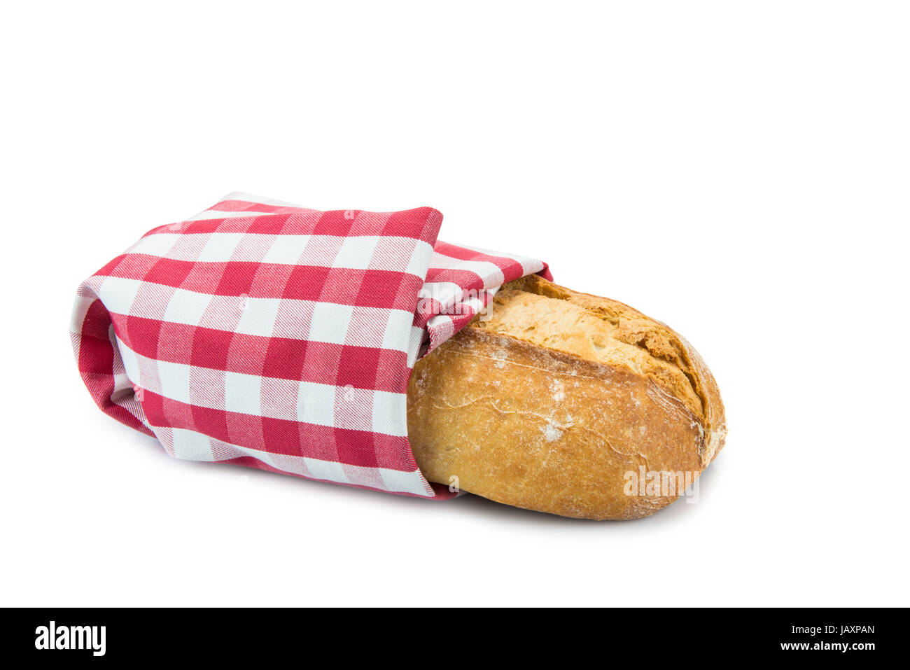 Pane di grano coperto wit uno strofinaccio e isolate su uno sfondo bianco Foto Stock
