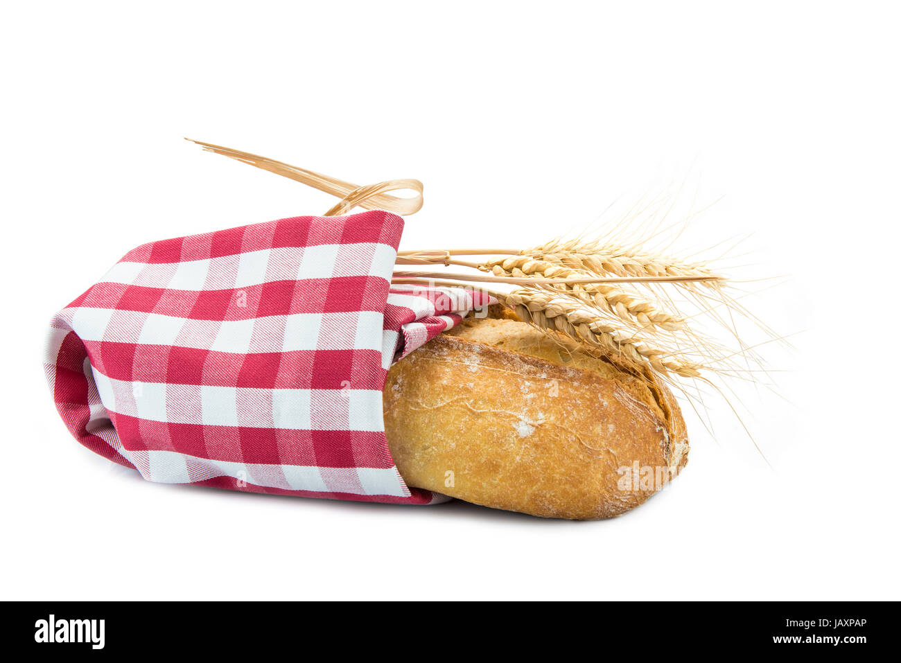 Pane di grano coperto wit uno strofinaccio e isolate su uno sfondo bianco Foto Stock