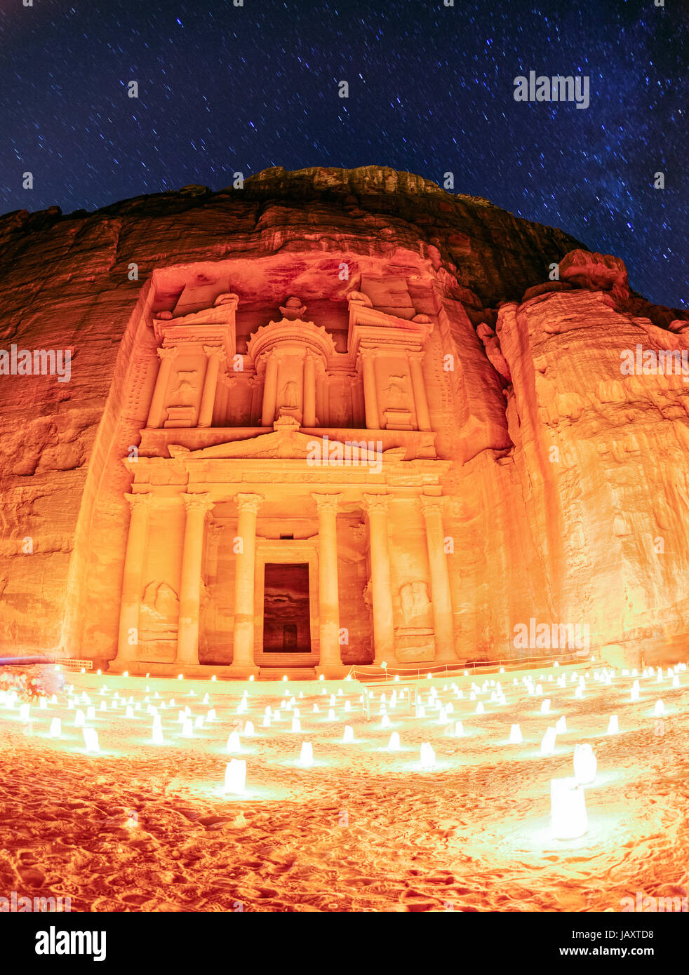 Spettacolo Notturno di Petra. Una lunga esposizione fisheye immagine che mostra al Khazneh a lume di candela e cielo stellato Foto Stock