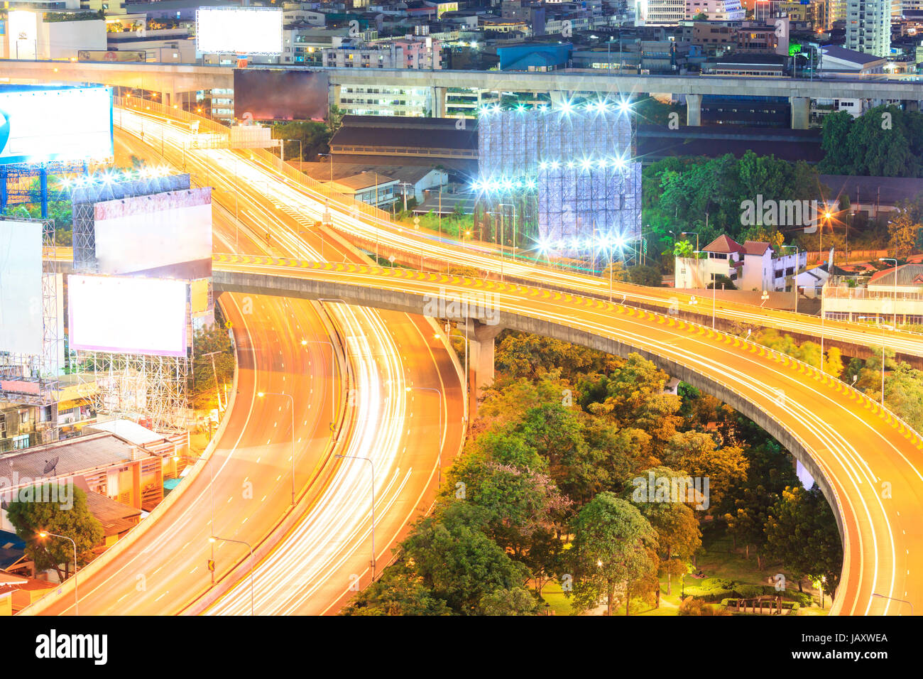 Vista aerea del centro cittadino di Bangkok in autostrada in area business di notte Foto Stock