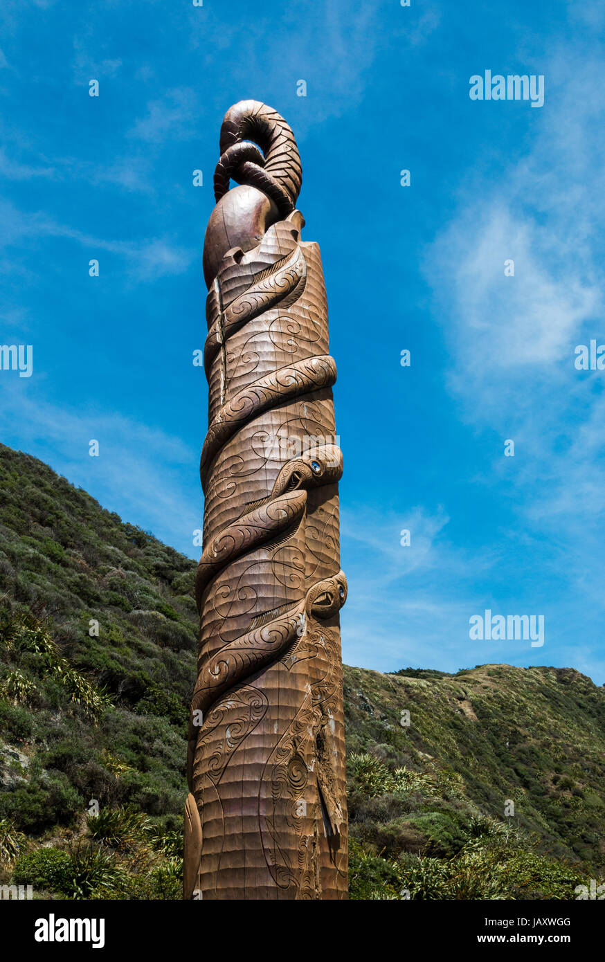 Pou Tangaroa (Dio e protettore del mare) sul Pukerua Bay foreshore, Nuova Zelanda. Foto Stock