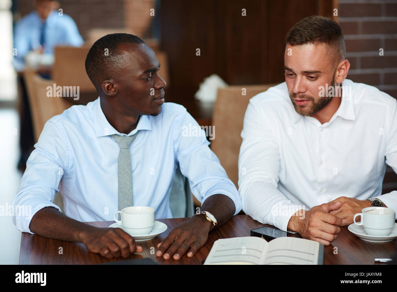 La condivisione di idee con un collega Foto Stock