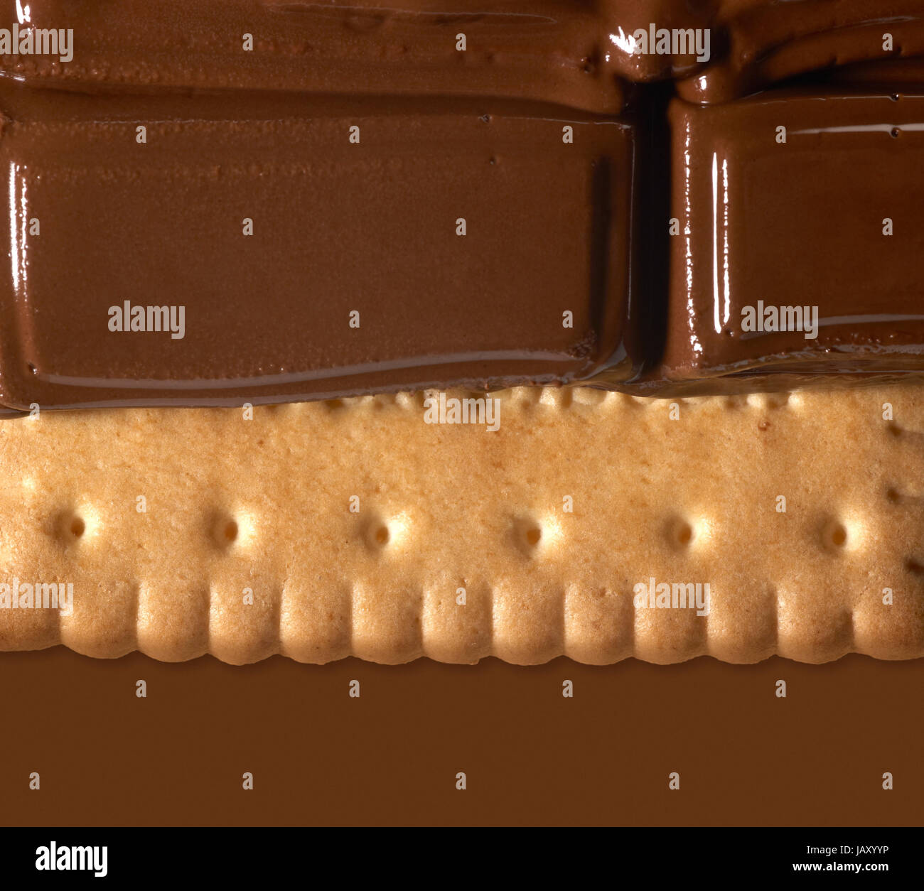 Fondere il cioccolato fondente su frollini croccanti Foto Stock