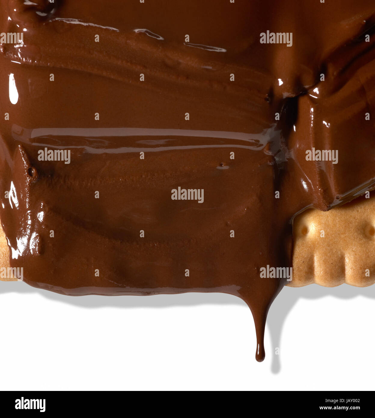 Fondere il cioccolato fondente su frollini croccanti Foto Stock