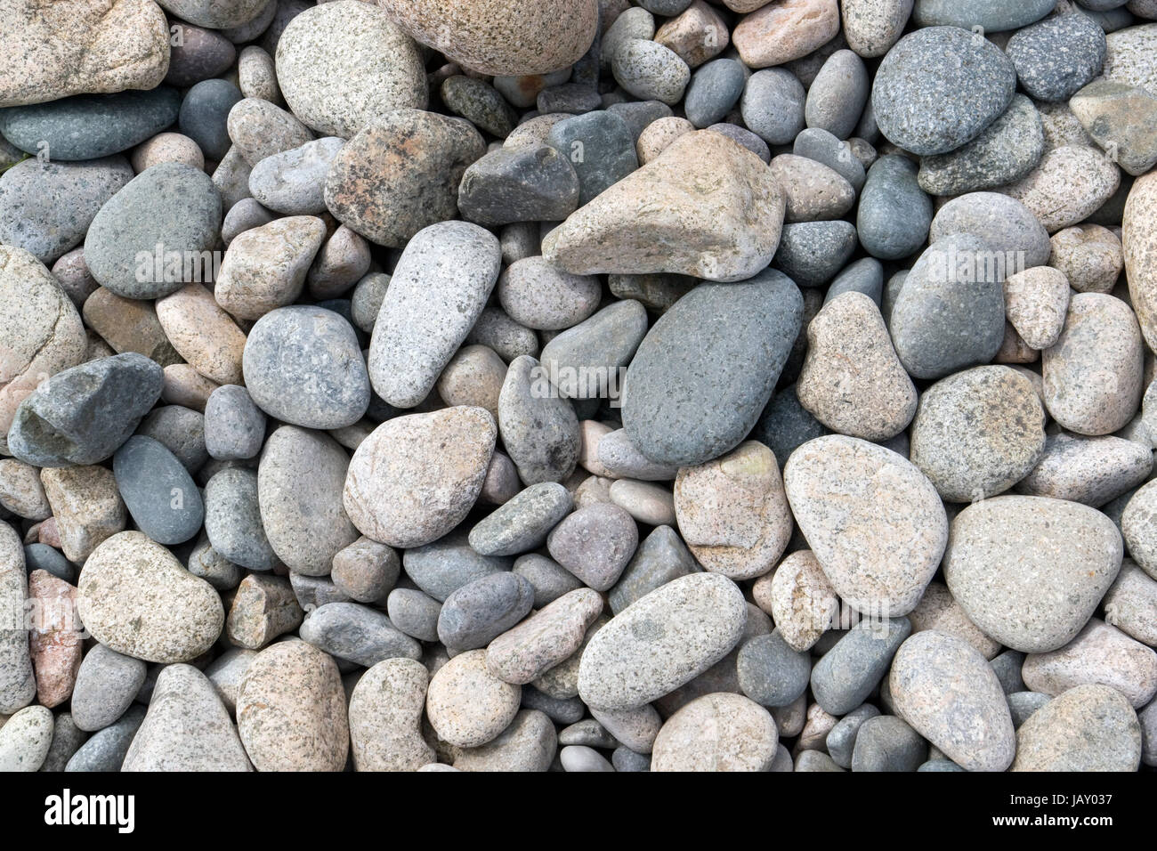 Un sacco di vari ciottoli su una spiaggia in Bretagna, Francia Foto Stock