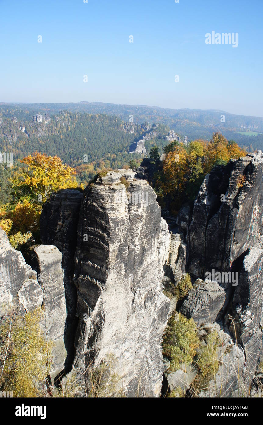 Markante Sandsteinfelsen und bunte Laubwälder in der Sächsischen Schweiz in Deutschland aspre rocce di arenaria e coloratissimi boschi di latifoglie in Svizzera sassone in Germania Foto Stock