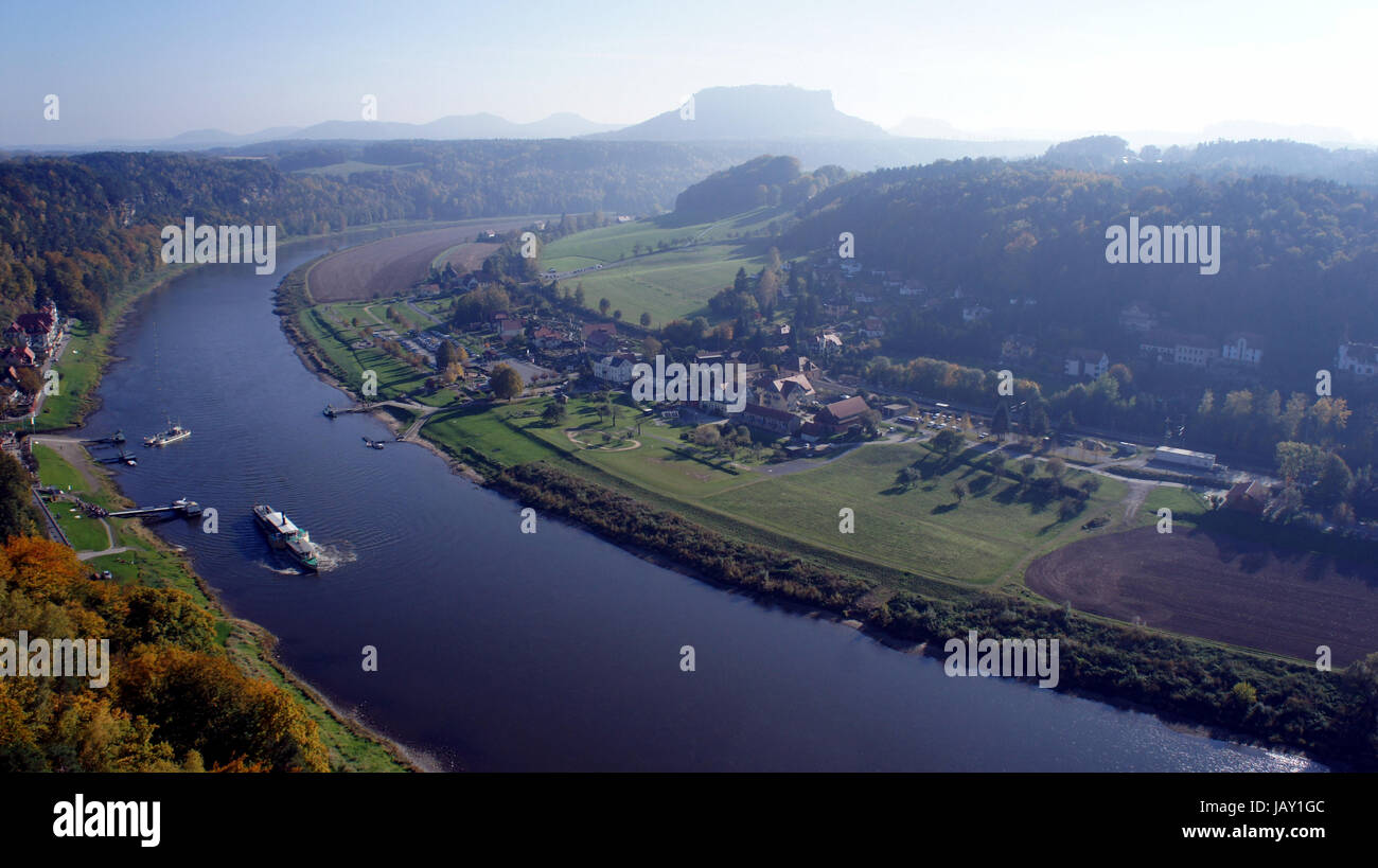 Blick auf die Elbe; Laubwälder bunte, auf der Elbe ein Dampfer der Sächsischen Dampfschifffahrt; im Hintergrund der Lilienstein vista sull'Elba; coloratissimi boschi di latifoglie, sull'Elba un battello a vapore del Sassone Steamship Company; sullo sfondo la Lilienstein Foto Stock