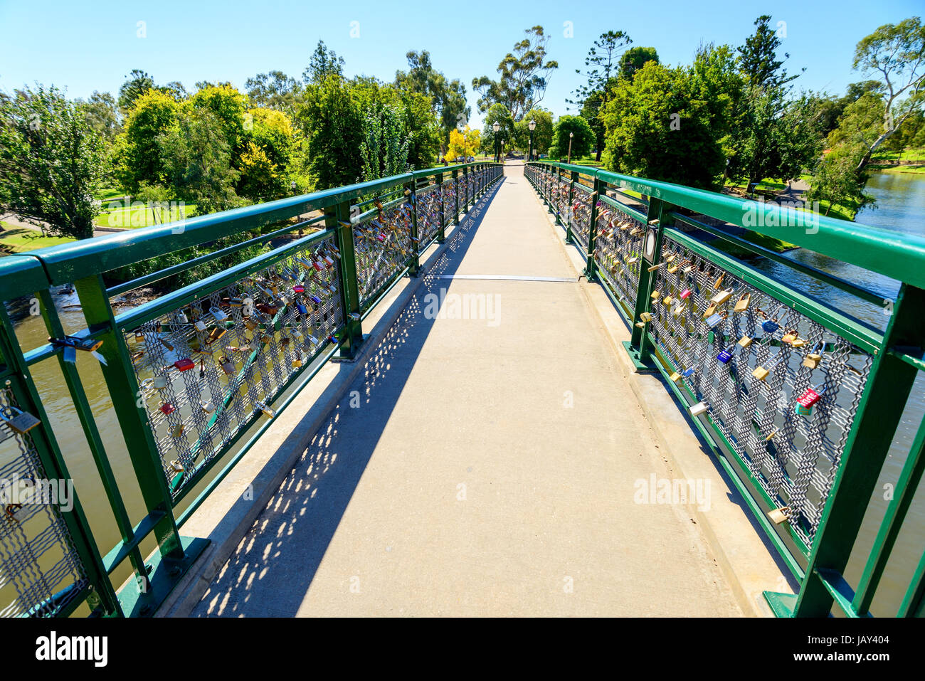 Adelaide, Australia - 14 Aprile 2017: Amore blocca agganciato al guardrail di Adelaide University ponte attraverso il fiume Torrens in North Adelaide su un bri Foto Stock