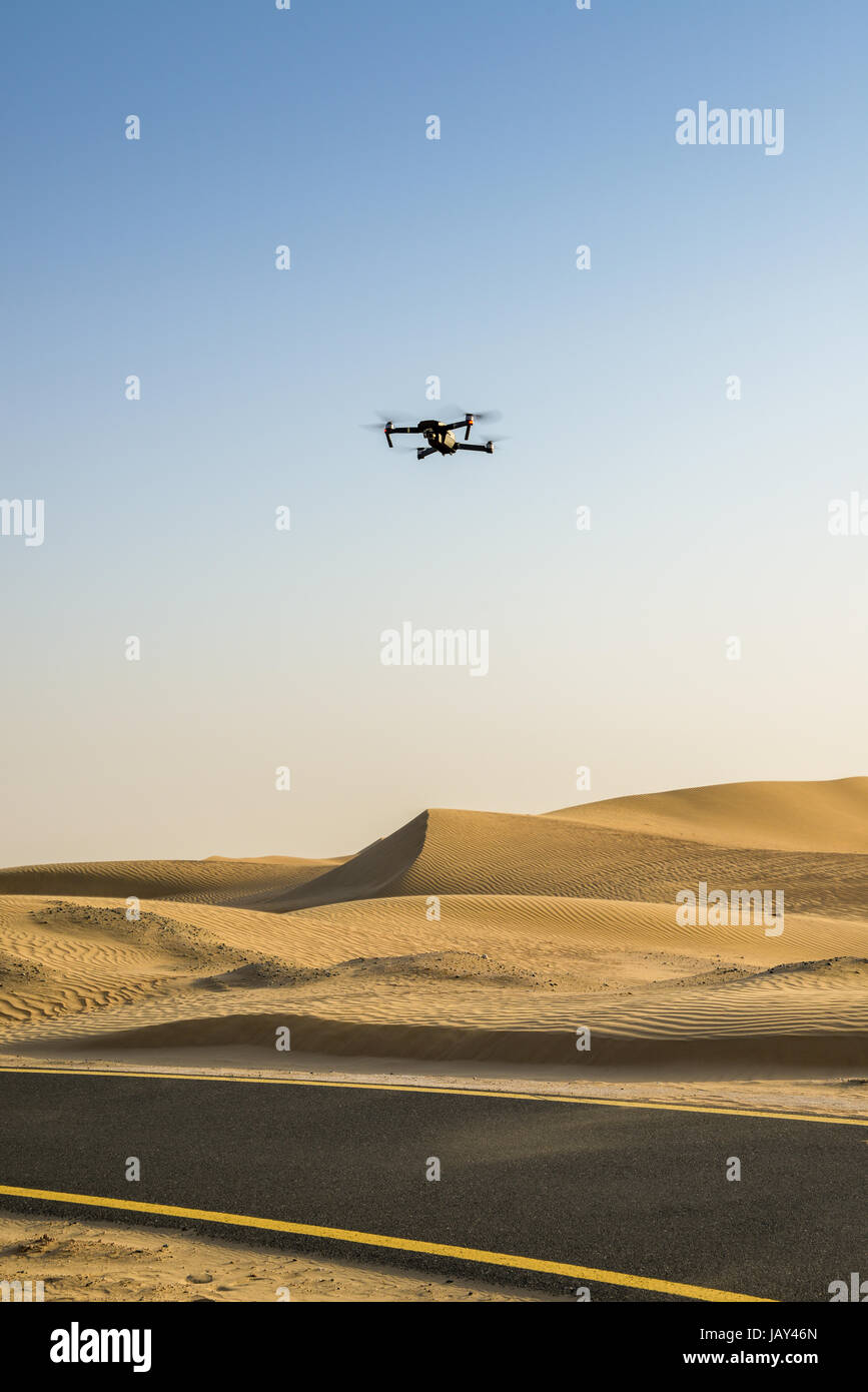 Un drone essendo azionato a Emirati Arabi Uniti Al Qudra pista ciclabile  nel deserto Foto stock - Alamy