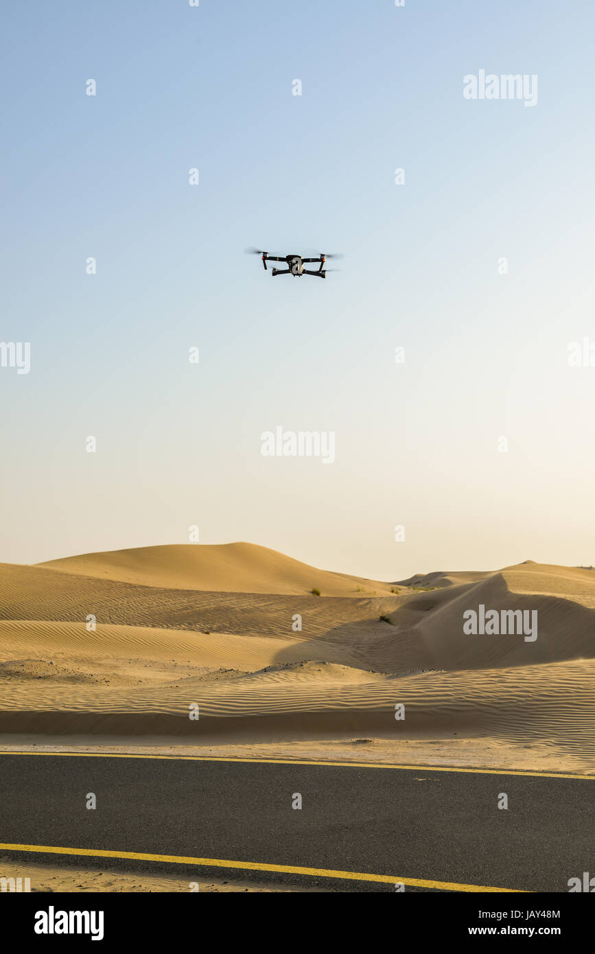 Un drone essendo azionato a Emirati Arabi Uniti Al Qudra pista ciclabile nel deserto Foto Stock