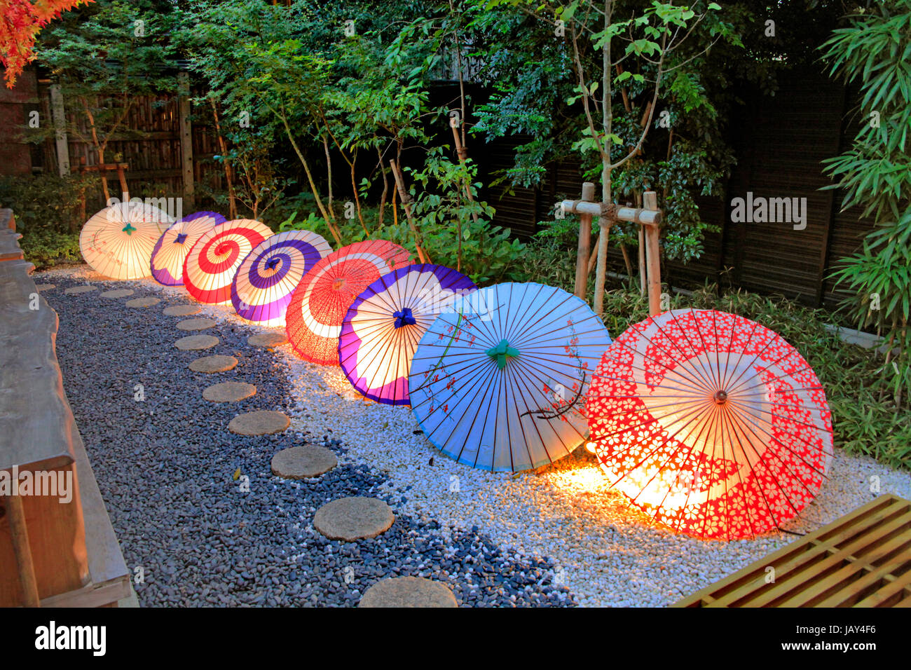 Luce Tokagasa fino ombrelloni in una Caffetteria Giardino nella città di Kawagoe Saitama Giappone Foto Stock