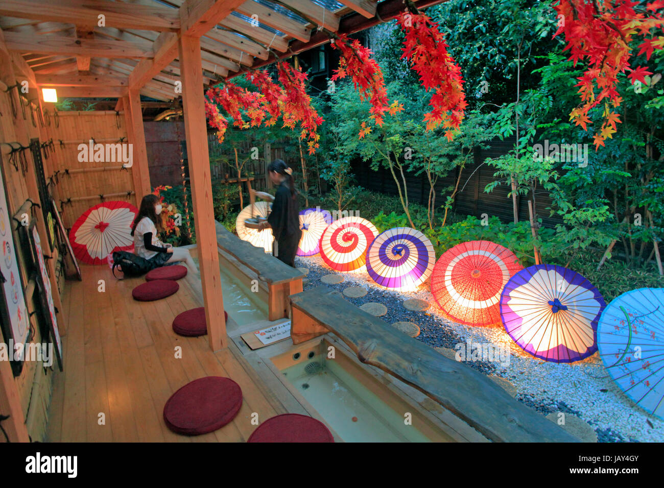 Luce Tokagasa fino ombrelloni in una Caffetteria Giardino nella città di Kawagoe Saitama Giappone Foto Stock