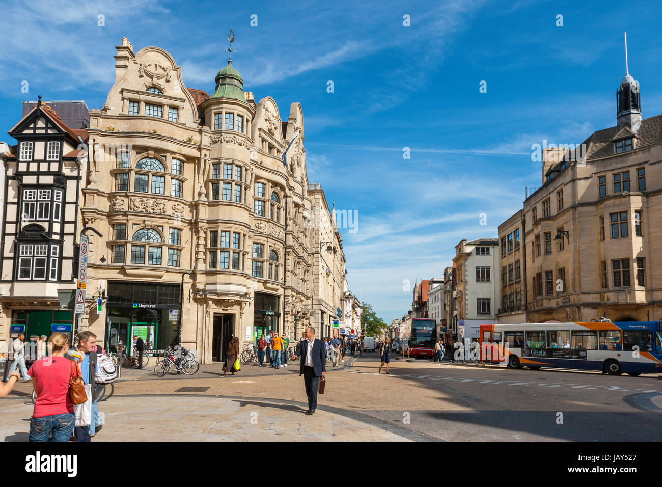 La vita quotidiana sulla giunzione di High Street e Cornmarket Street nel centro citta'. Oxford, Inghilterra Foto Stock