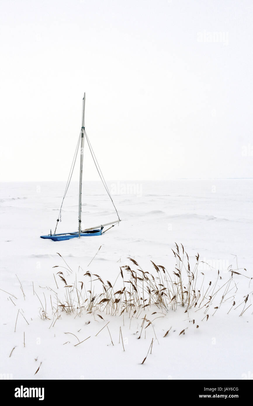 Mit Schnee bedecktes eingefrorenes Segelboot am Saaler Bodden - Hafen von Dändorf - Fischland-Darß Foto Stock