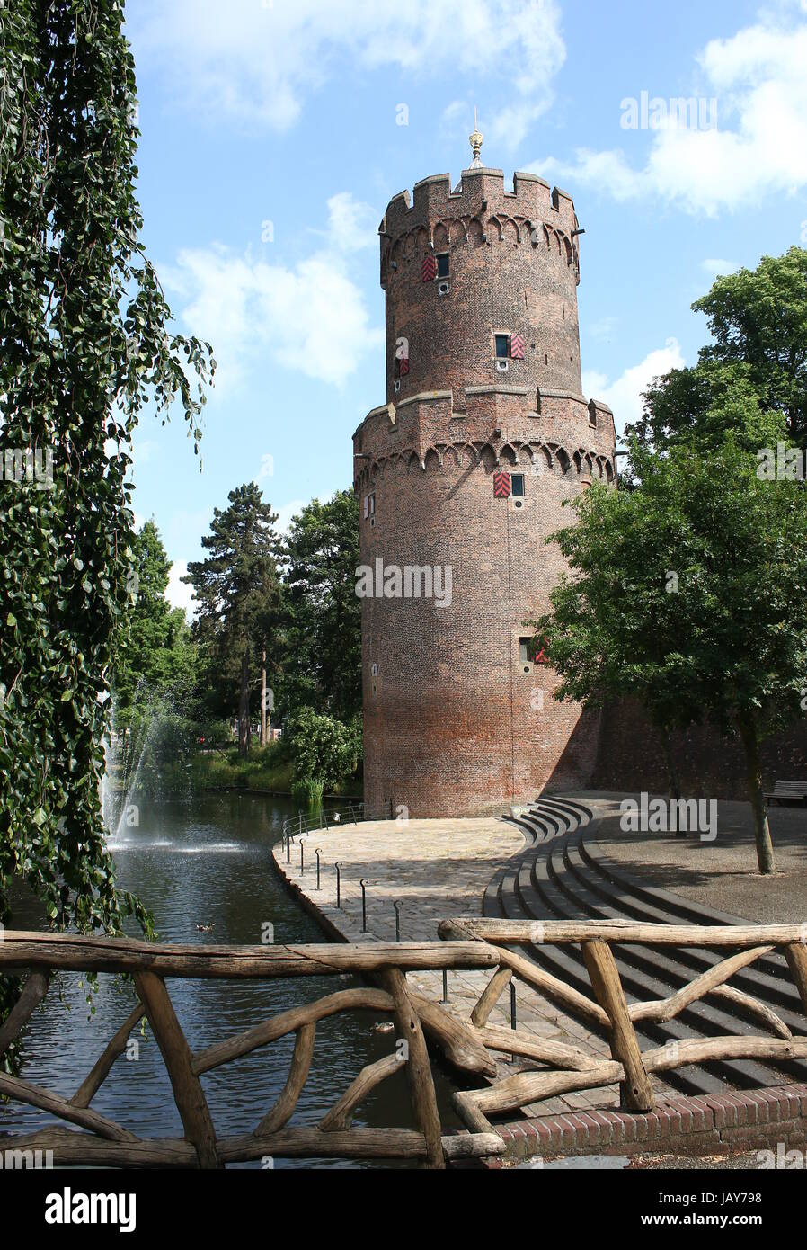 Kronenburgerpark nel centro di Nijmegen, Olanda, con 30m alto Kruittoren (1426), parte dell'ex città medievale bastioni Foto Stock