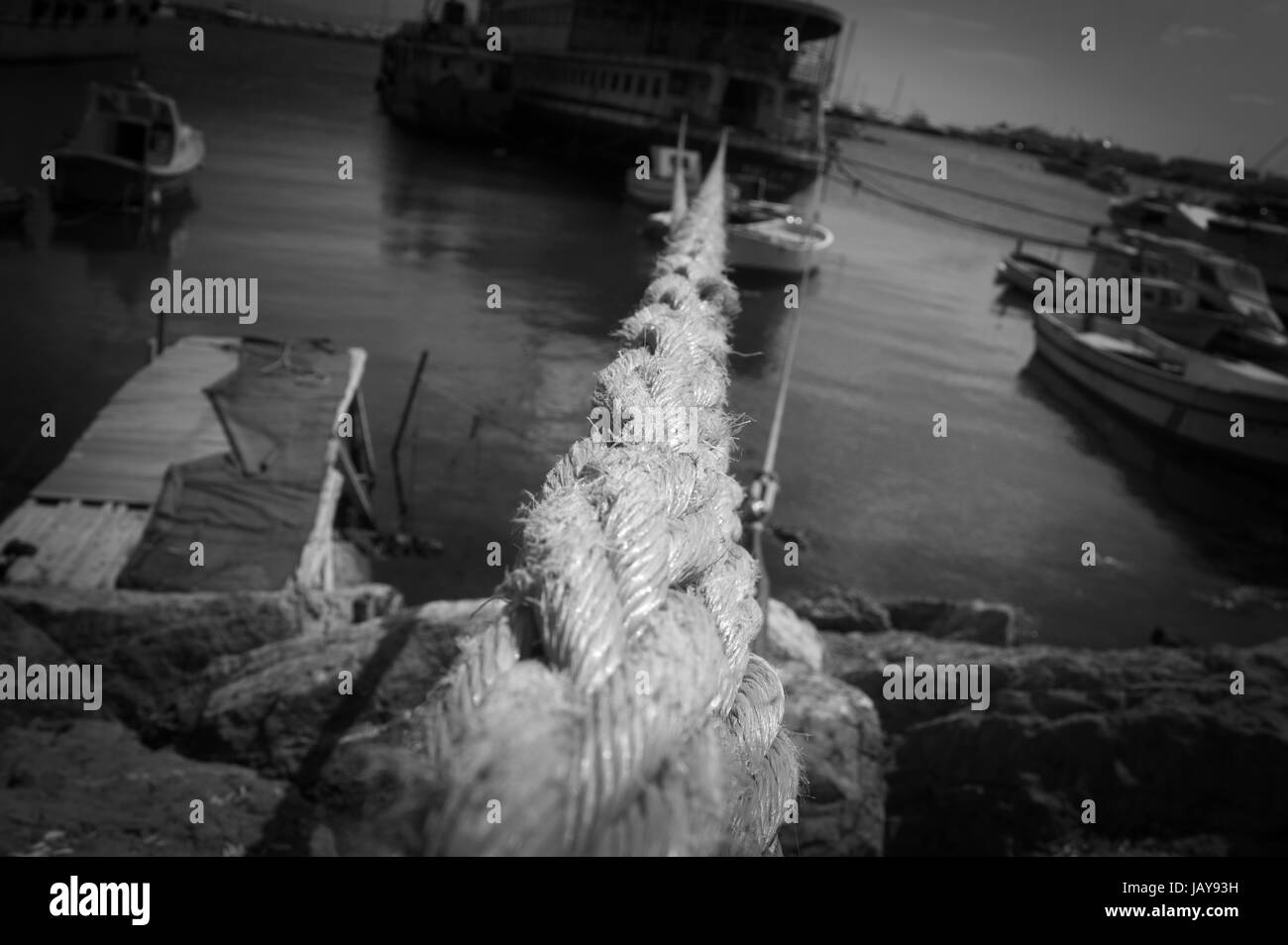 Un traghetto ritirato tenuto in posizione da un unico ben teso la linea Foto Stock