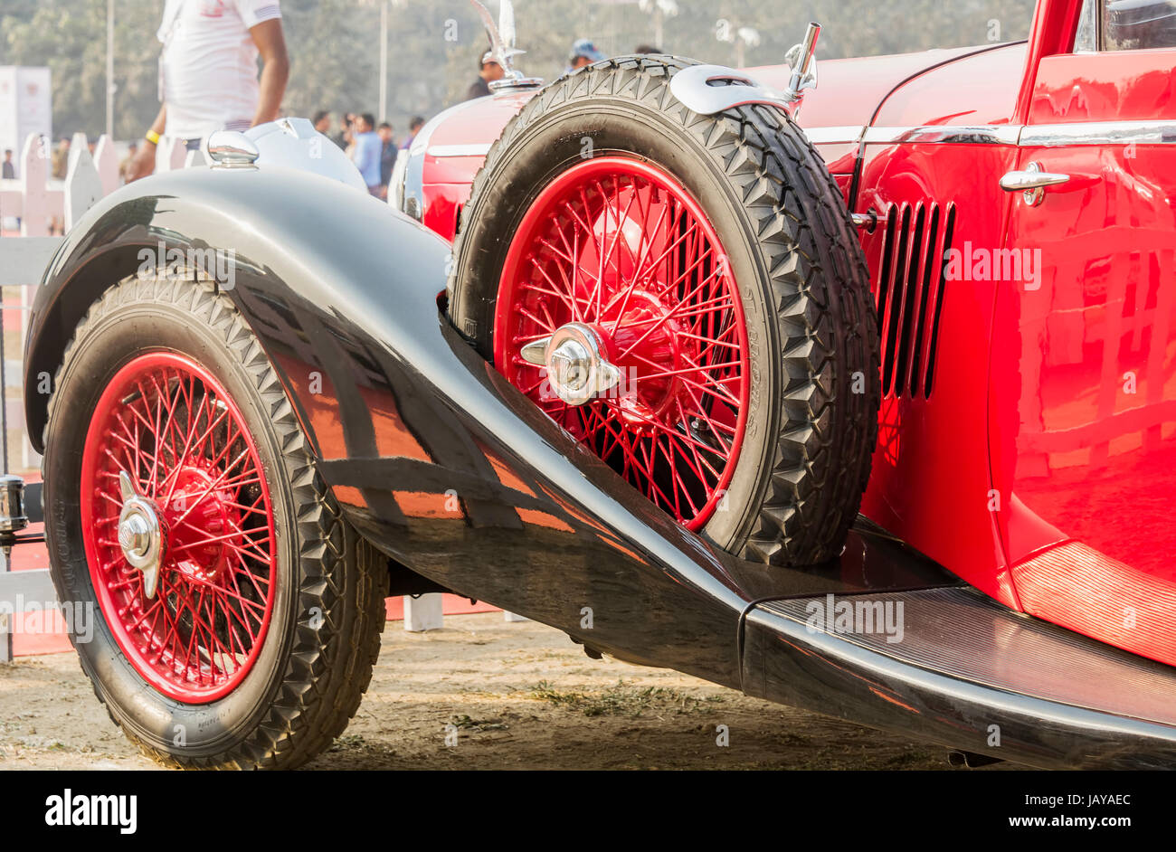 New Delhi, India - 6 Febbraio 2016: un classico 2 porte vintage Avon S1 auto 1933 modello in bianco e nero e colore marrone rossiccio parcheggiato al Red Fort, Nuova Delhi. - Una clas Foto Stock