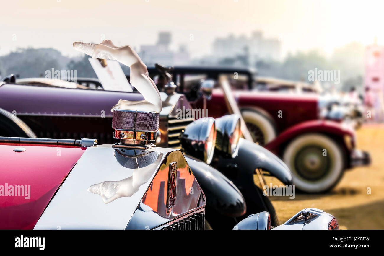 New Delhi, India - 6 Febbraio 2016: chiusura del logo di Rolls Royce Phantom 1 vintage Sport Sedan, costruito nel 1926, parcheggiato a pistola 21 Salutate Vintage C Foto Stock