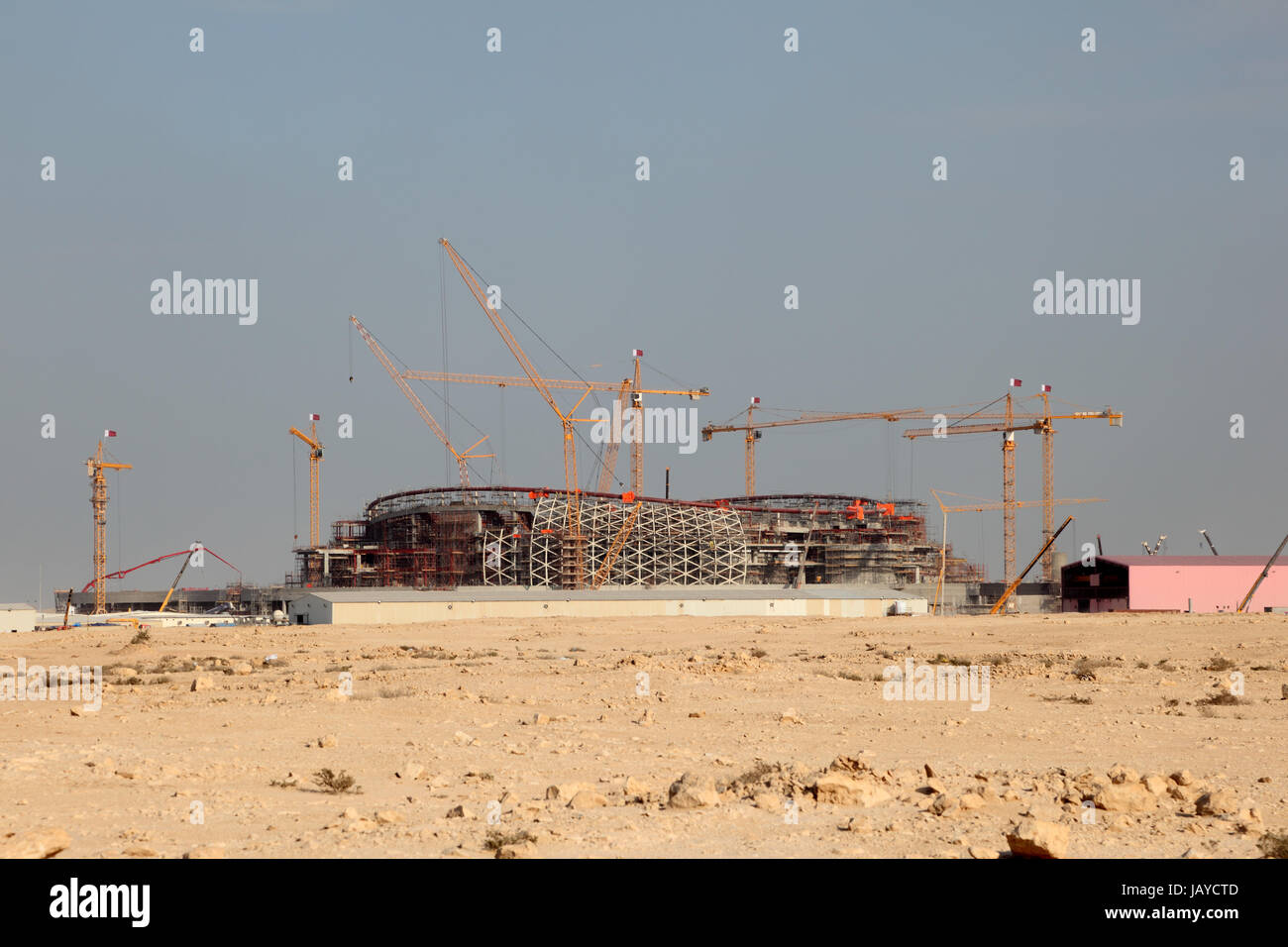La costruzione di uno stadio nel deserto del Qatar, Medio Oriente Foto  stock - Alamy