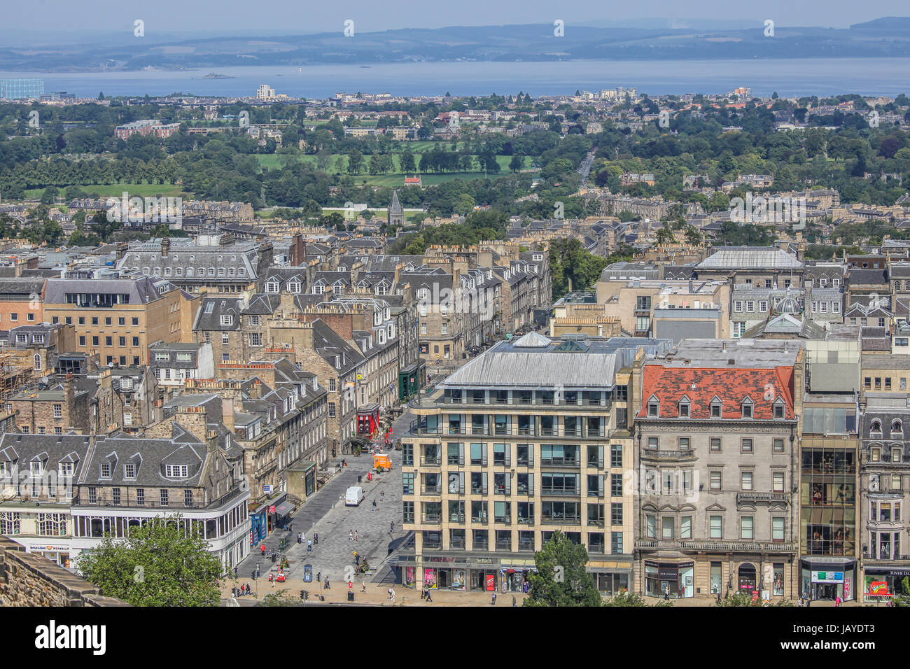 EDINBURGH, Regno Unito- luglio 27:vista panoramica su Princes Street e la vista sulla città vecchia Edimburgo su un giorno d'estate in Scozia. Foto Stock