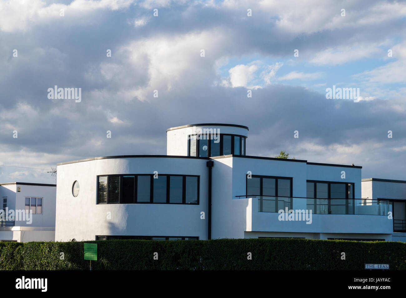 Xxi secolo lentisco di semplificare un moderno stile Art Deco house, circa 2014, sull'ex Frinton Park Station Wagon, Frinton on-Mare, Essex, Inghilterra Foto Stock
